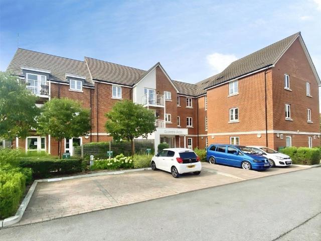 Flat for sale in Emmbrook, Wokingham