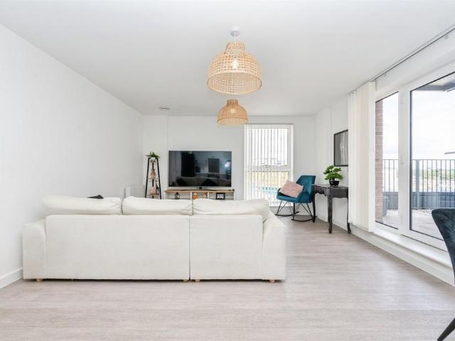 Flat for sale in Watford Heath, North Watford