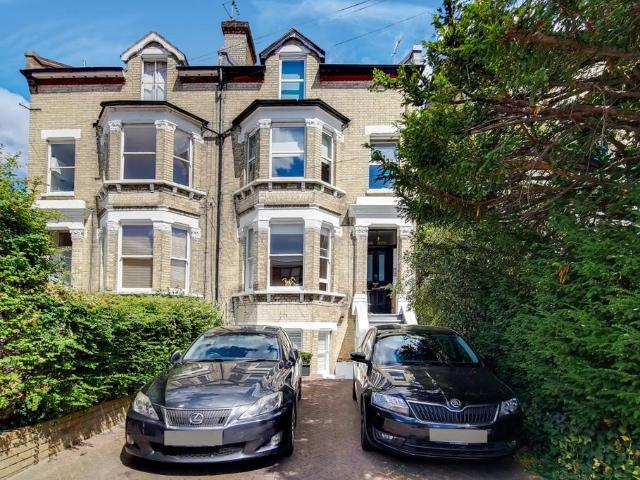 Flat for sale in Surbiton, Greater London