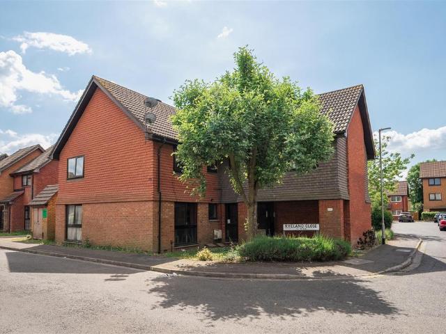 Flat for sale in Yiewsley, Greater London