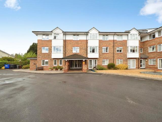 Flat for sale in Addlestone, Runnymede