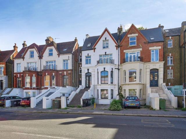 Flat for sale in Tulse Hill, Greater London