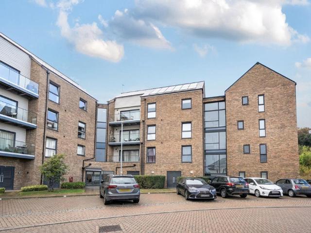 Flat for sale in Stone, Monks Orchard