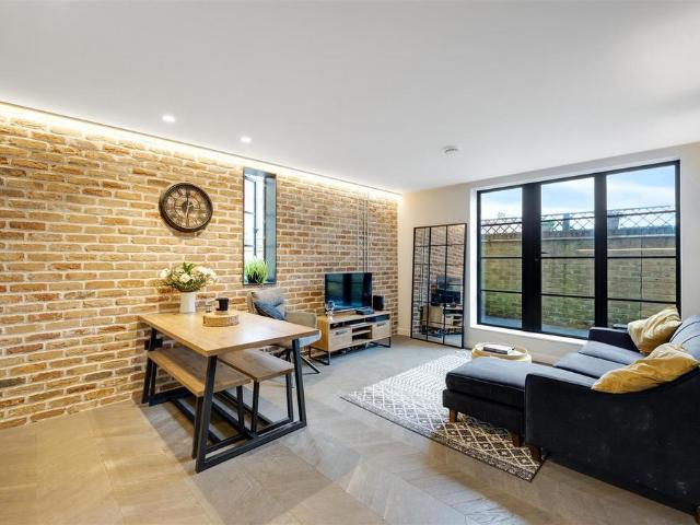 Flat for sale in London Borough of Richmond upon Thames, Greater London