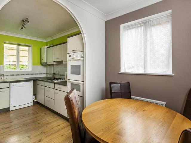 Flat for sale in Red Hill, Surrey