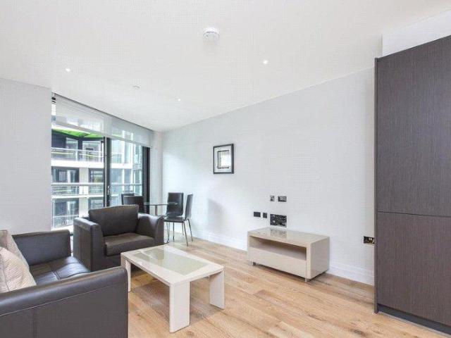 Flat for sale in Clapham Junction, Greater London