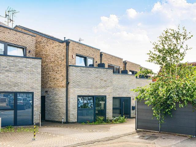 Flat for sale in London Borough of Croydon, Greater London
