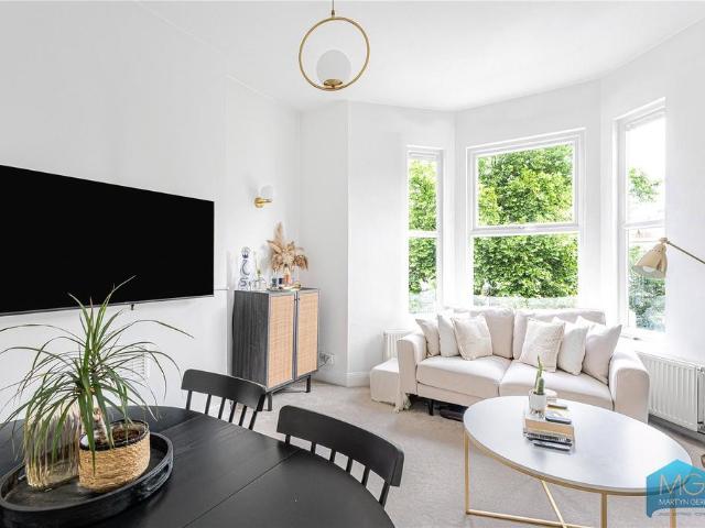 Flat for sale in Stroud Green, Greater London
