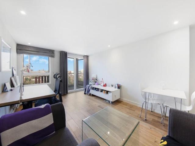 Flat for sale in East Greenwich, Greater London