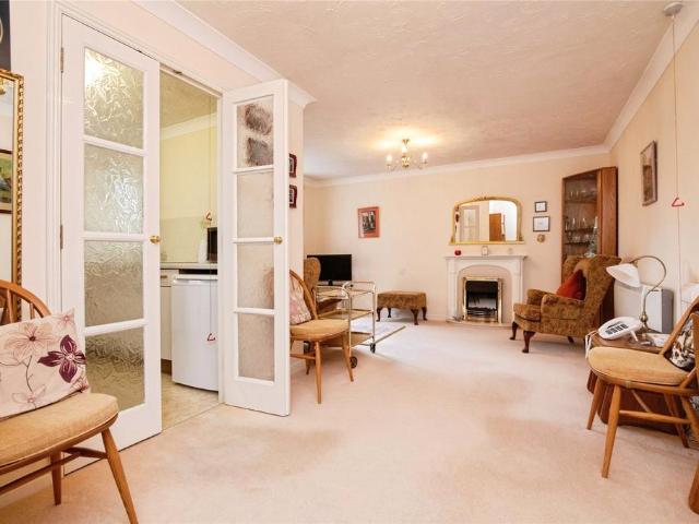 Flat for sale in Goldthorn Hill, Penn
