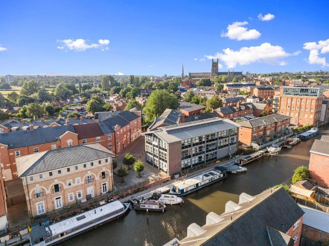 Flat for sale in Diglis, Worcestershire