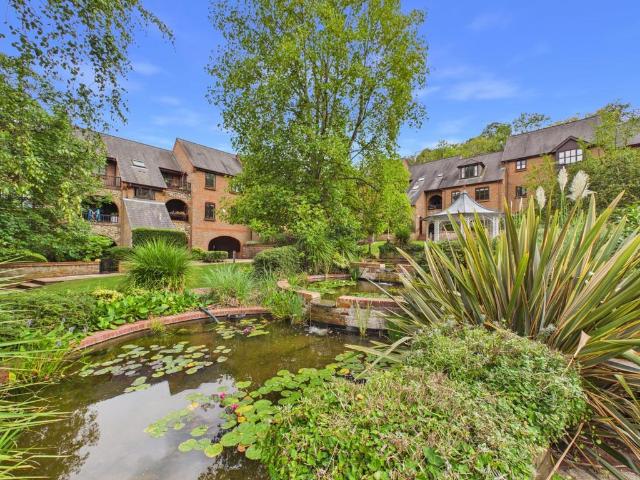 Flat for sale in Chepping Wycombe, Loudwater