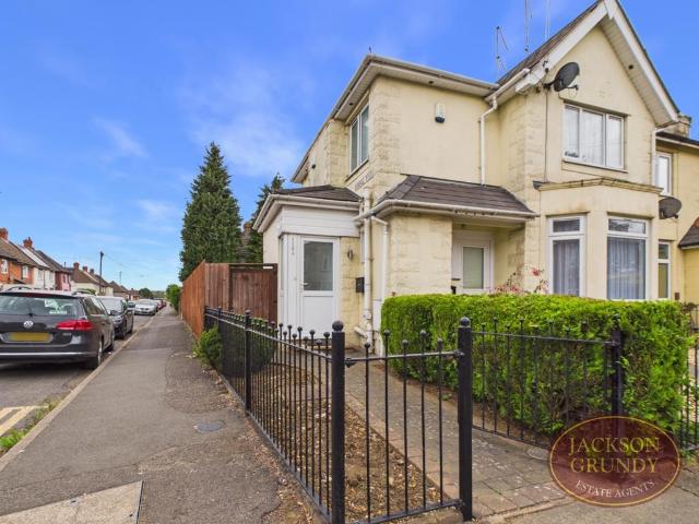 Flat for sale in Northampton, Northamptonshire
