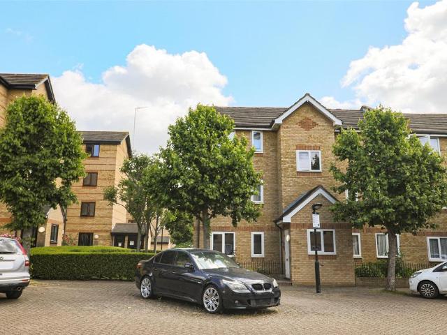 Flat for sale in Isle Of Dogs, Greater London