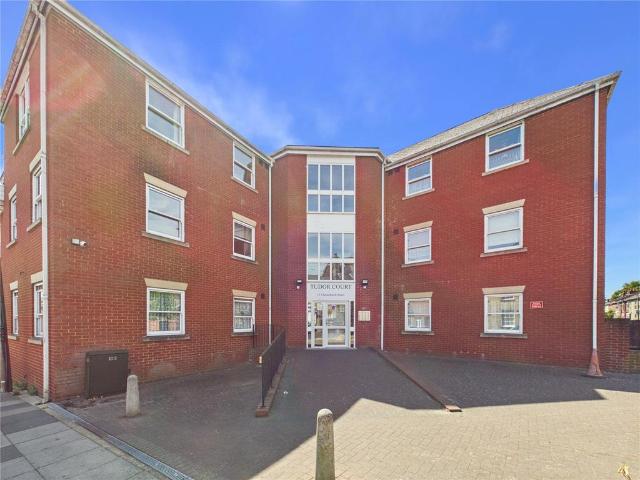Flat for sale in Key Street, Suffolk