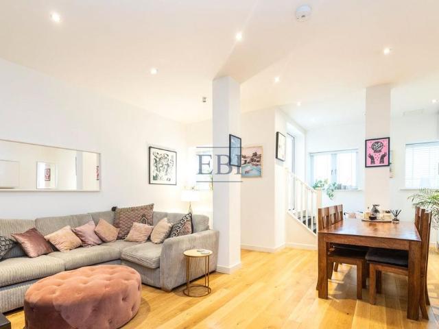 Flat for sale in Shacklewell, Greater London