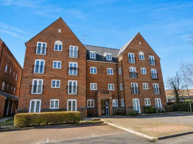 Flat for sale in Leighton-Linslade, Leighton Buzzard