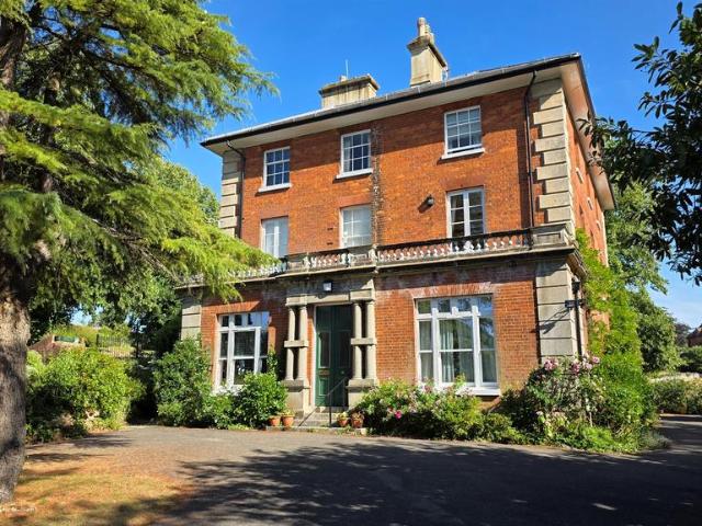 Flat for sale in Rose Hill, Pachesham Park