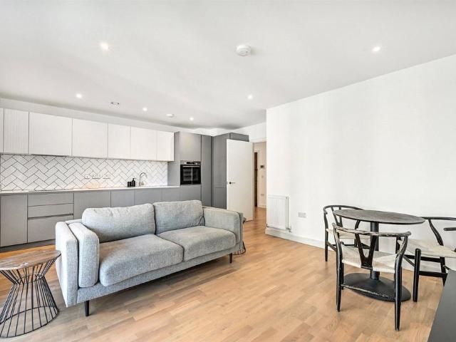 Flat for sale in London Borough of Ealing, Greater London