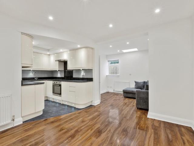 Flat for sale in Royal Borough of Kingston upon Thames, Greater London