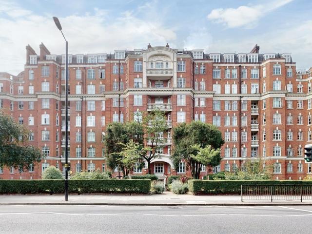 Flat for sale in St. John's Wood, Greater London