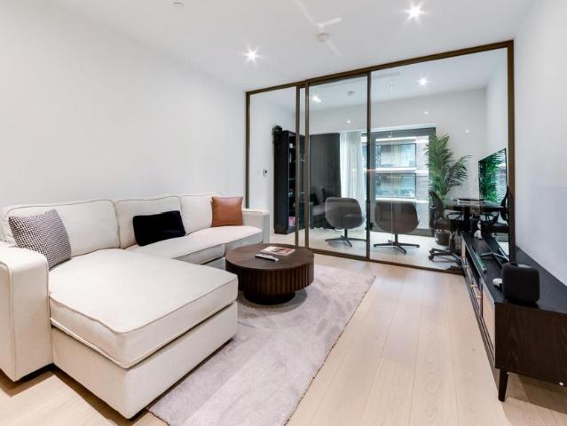 Flat for sale in Silvertown, Greater London