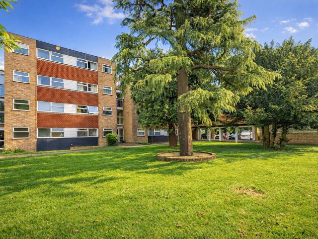 Flat for sale in Hatching Green, Five Acres