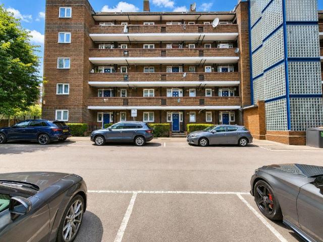 Flat for sale in South Hackney, Greater London