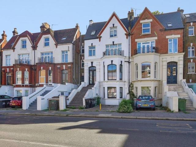 Flat for sale in Tulse Hill, Greater London