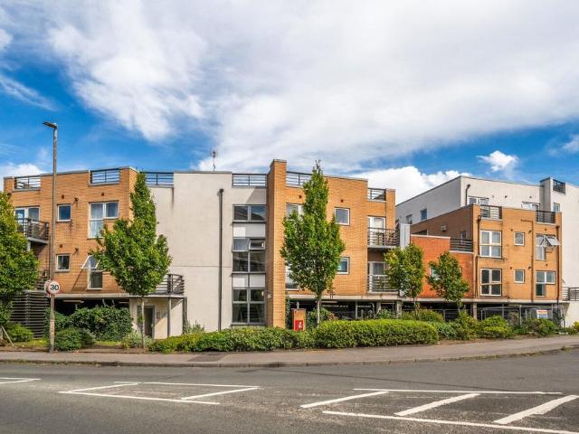 Flat for sale in Easthampstead, Bracknell