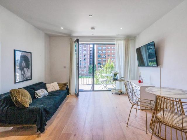 Flat for sale in Silvertown, Greater London