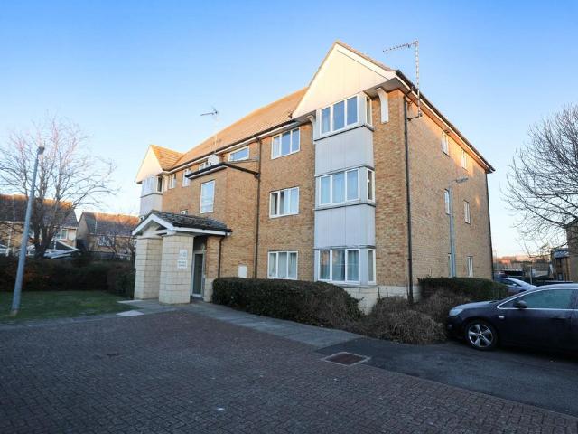 Flat for sale in Grays, Essex
