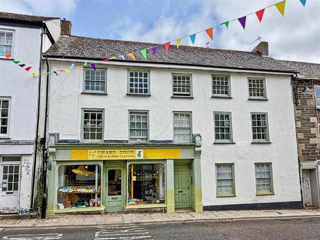 Flat for sale in Penryn, Cornwall