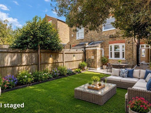 Flat for sale in Balham, Greater London