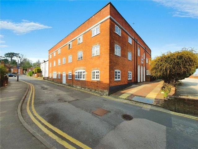 Flat for sale in Fole, Surrey
