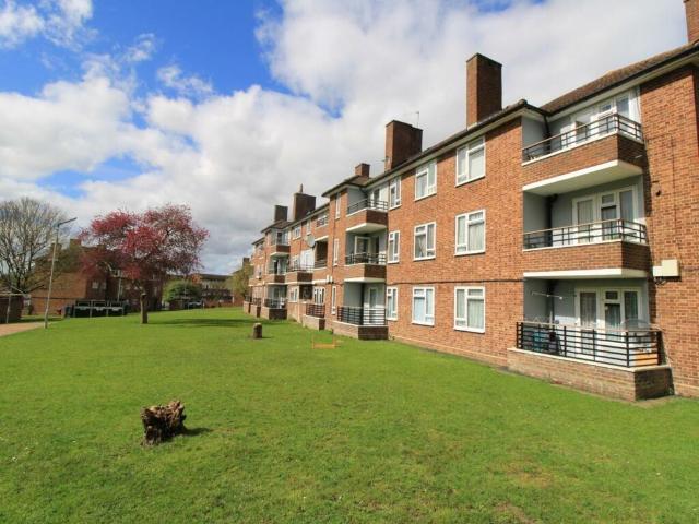 Flat for sale in Harold Wood, Greater London
