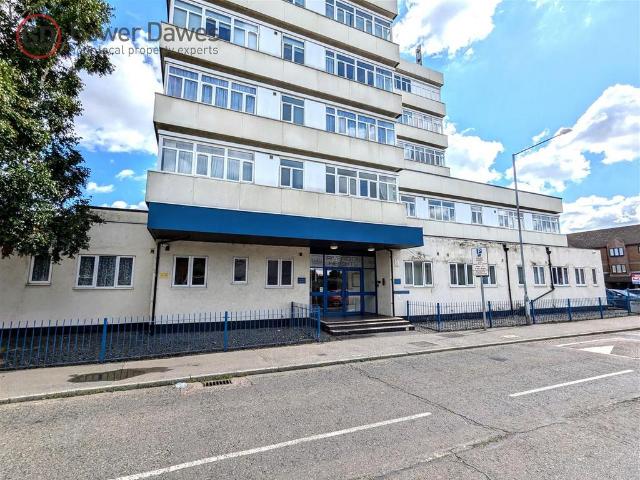Flat for sale in Tilbury, Essex