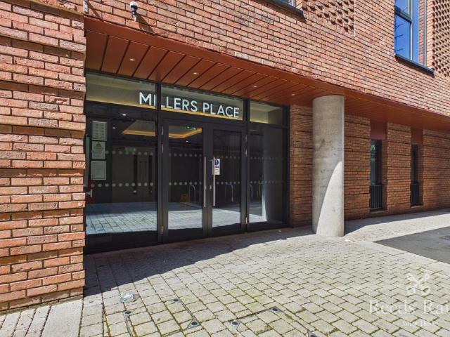 Flat for sale in Chinatown, Calderstones