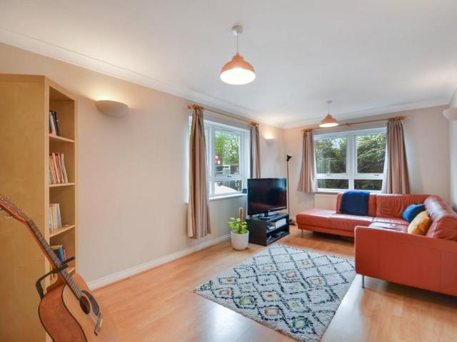 Flat for sale in Camberwell, Greater London