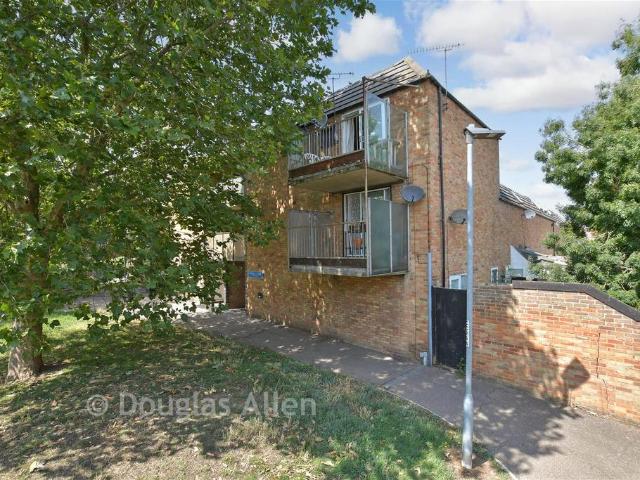 Flat for sale in Laindon, Essex