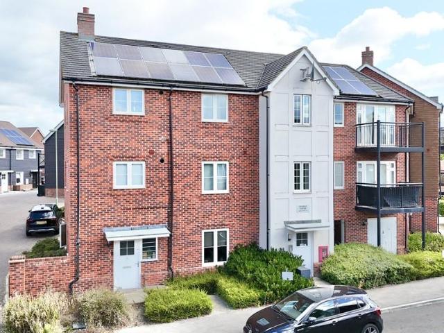 Flat for sale in Hart, Hampshire