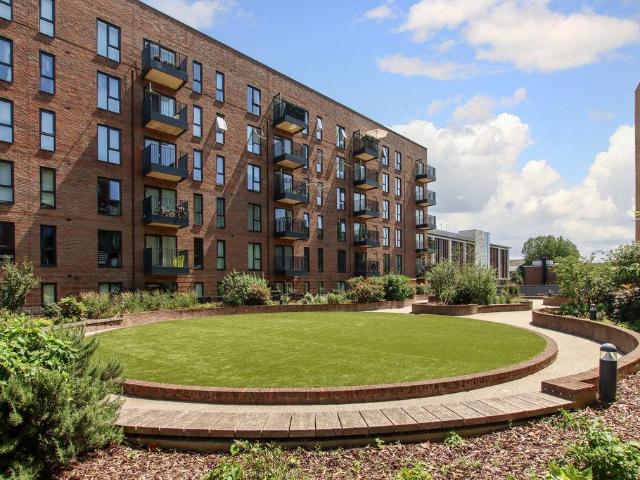 Flat for sale in Highfield, Pouchen End