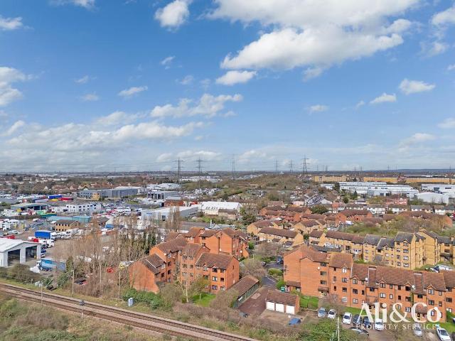 Flat for sale in Grays, Essex