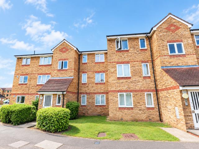 Flat for sale in Holywell Estate, Watford