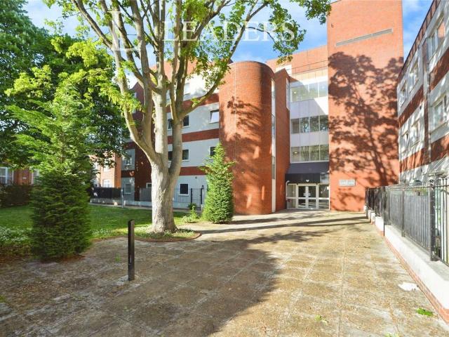 Flat for sale in Chipping Hill, Essex