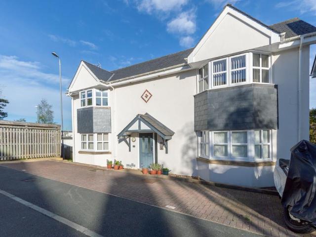 Flat for sale in Bangor, Wales