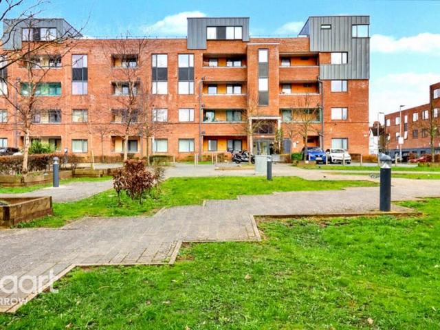 Flat for sale in Harrow Weald, Greater London