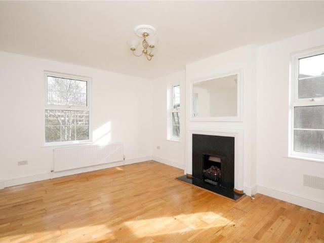 Flat for sale in London Borough of Ealing, Park Royal