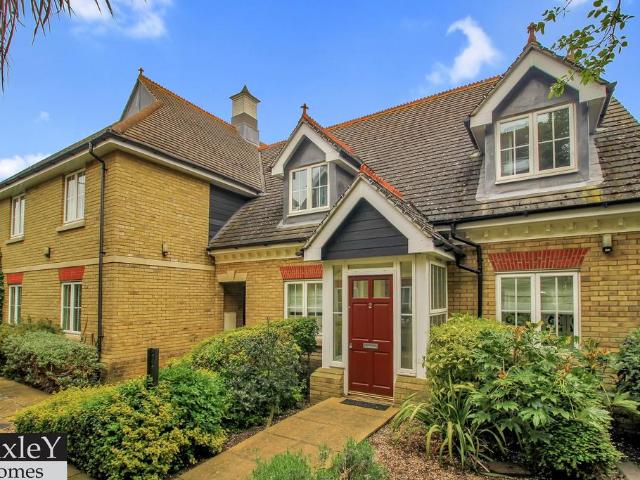 Flat for sale in Chipping Hill, Essex