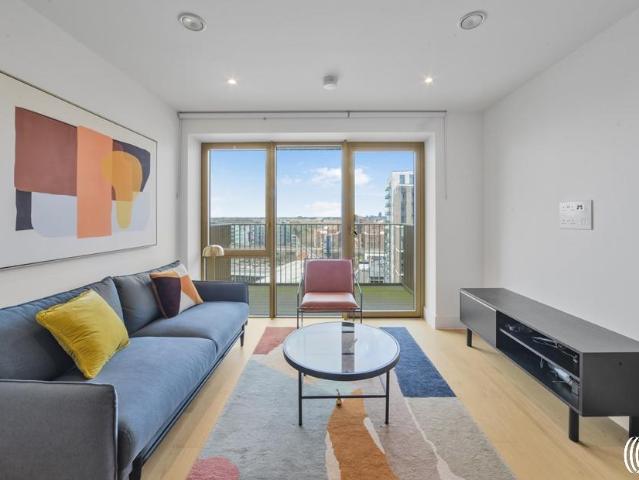 Flat for sale in London Borough of Hounslow, Strand